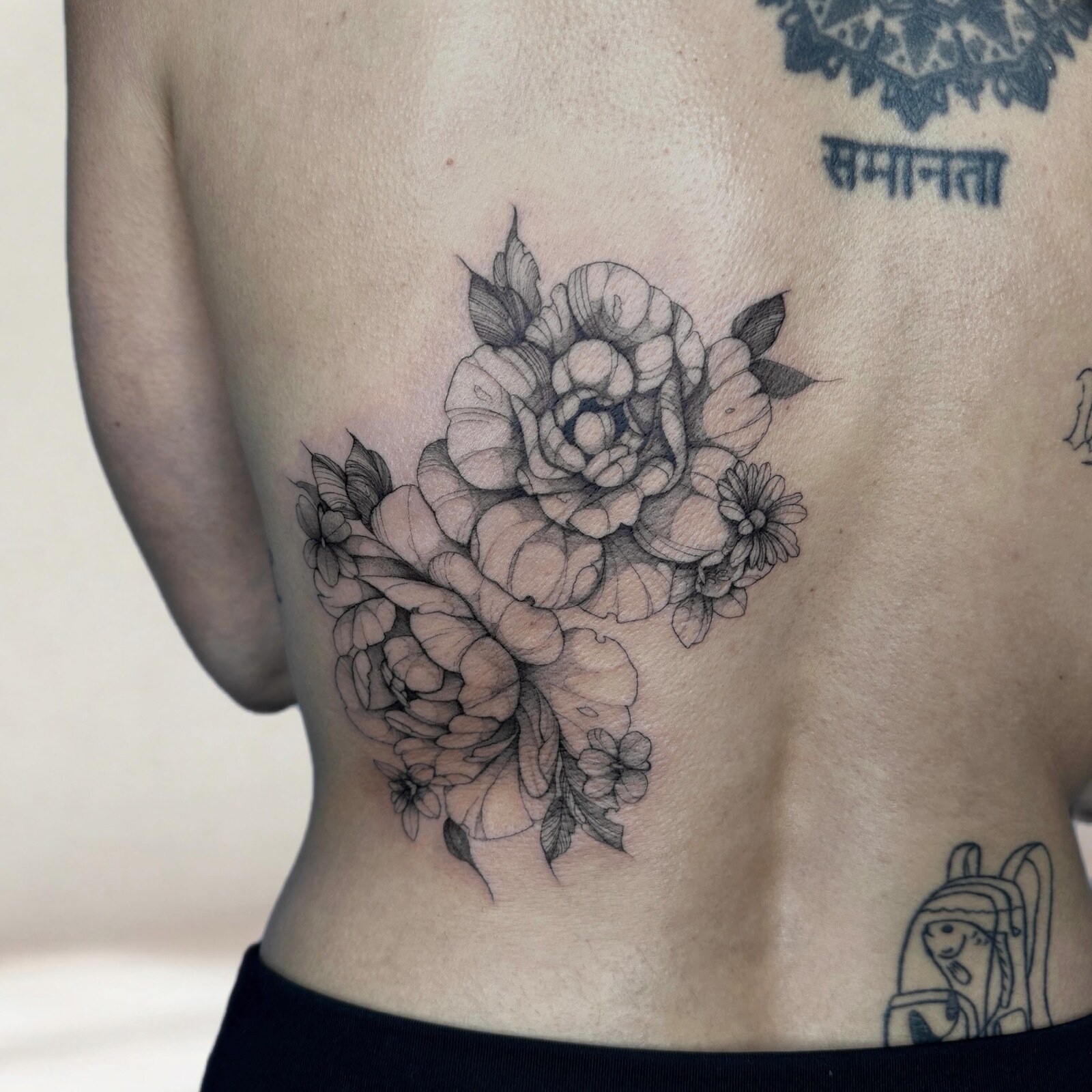 Tatouage fine line de pivoines dans le dos