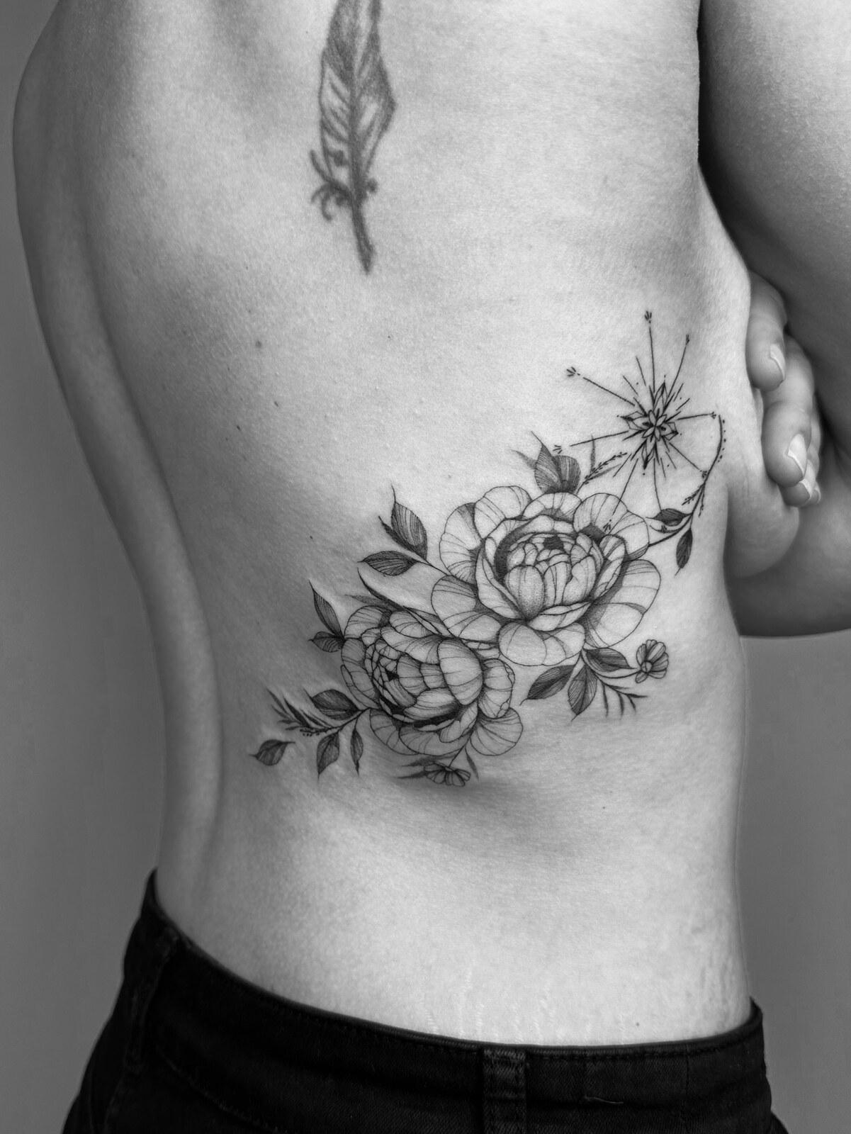 Tatouage de roses fine line sur le flanc
