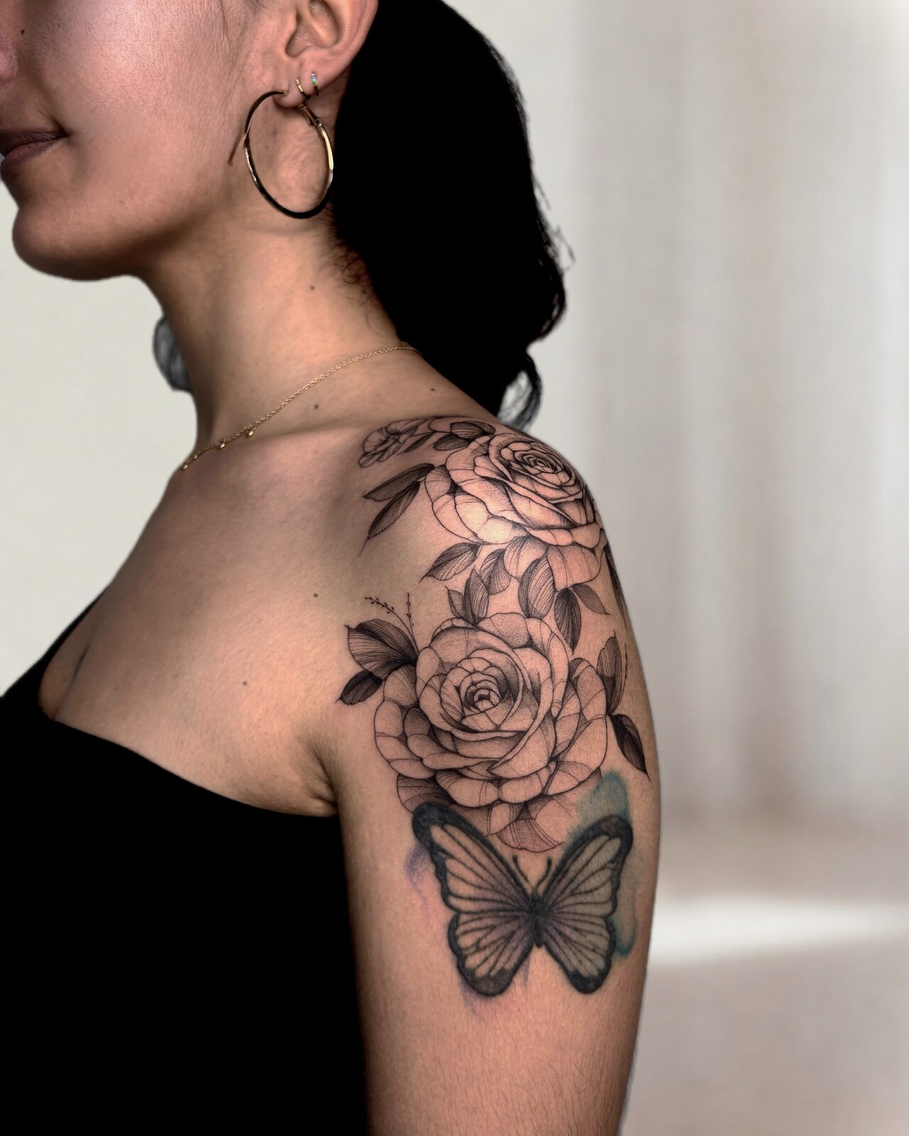 Tatouage floral sur l'épaule