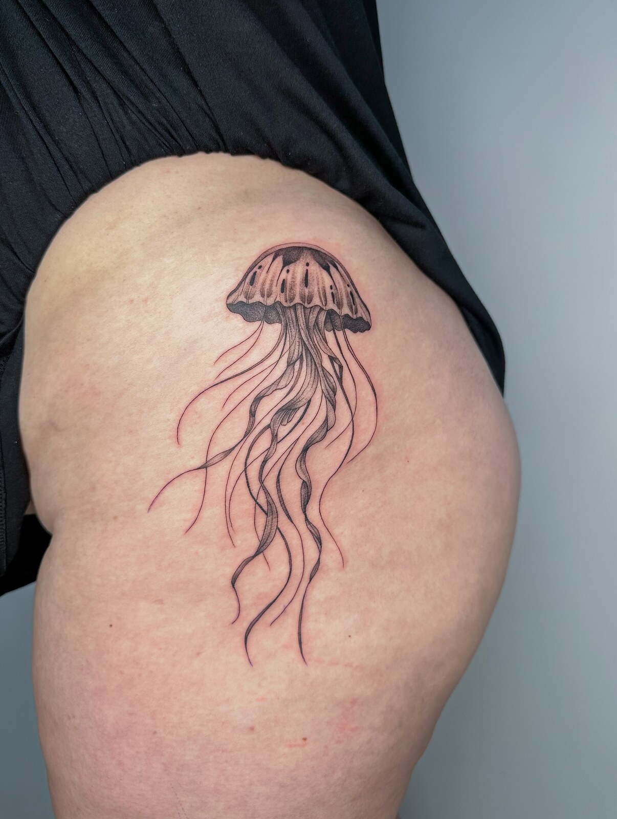 Tatouage fine line d'une méduse